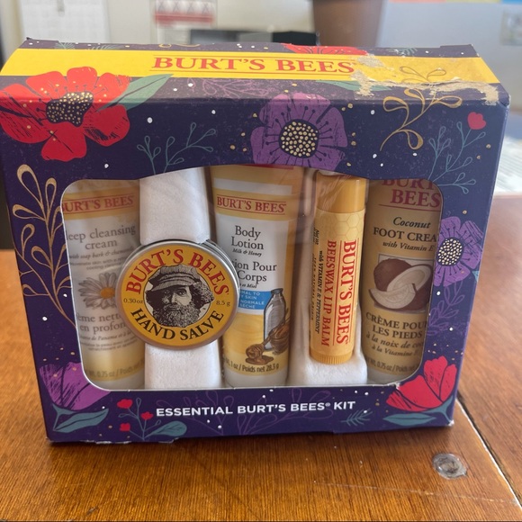 BURT'S BEES Essential Burts Bees Kit Gift - Picture 5 of 6